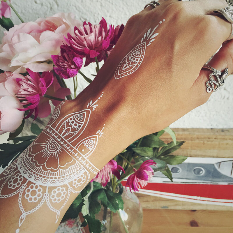 White tattoo henné symboles